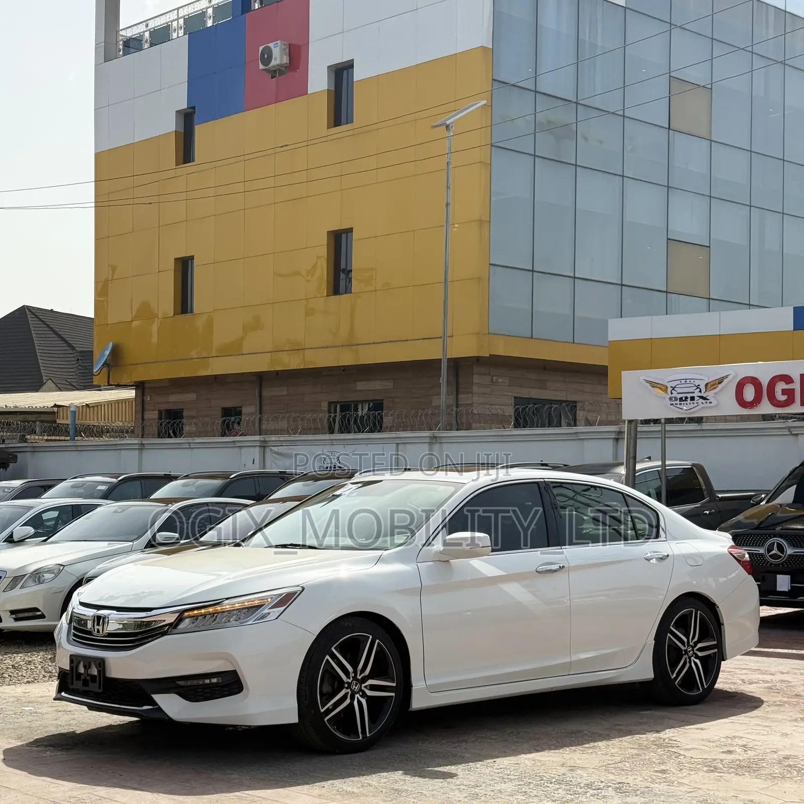 Honda Accord Touring 4dr Sedan FWD (3.5L 6cyl 6A) 2016 White