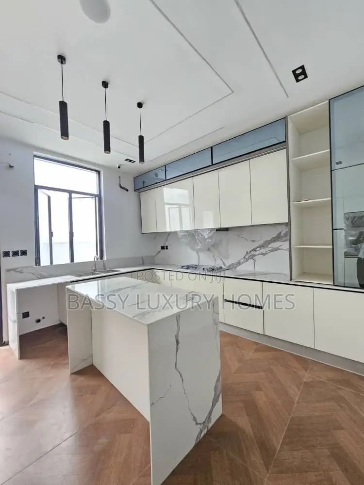 5bdrm Duplex in Lekki for sale