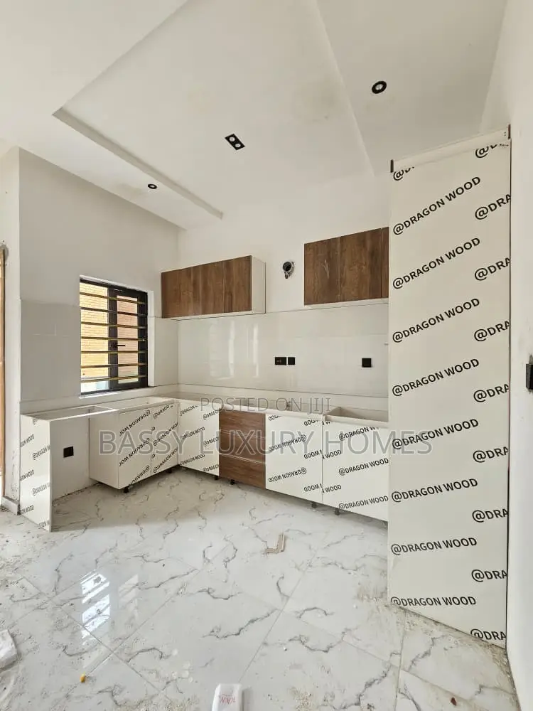 3bdrm Apartment in Lekki for sale