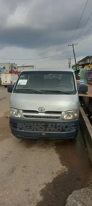 Toyota Grand HiAce 2002 White