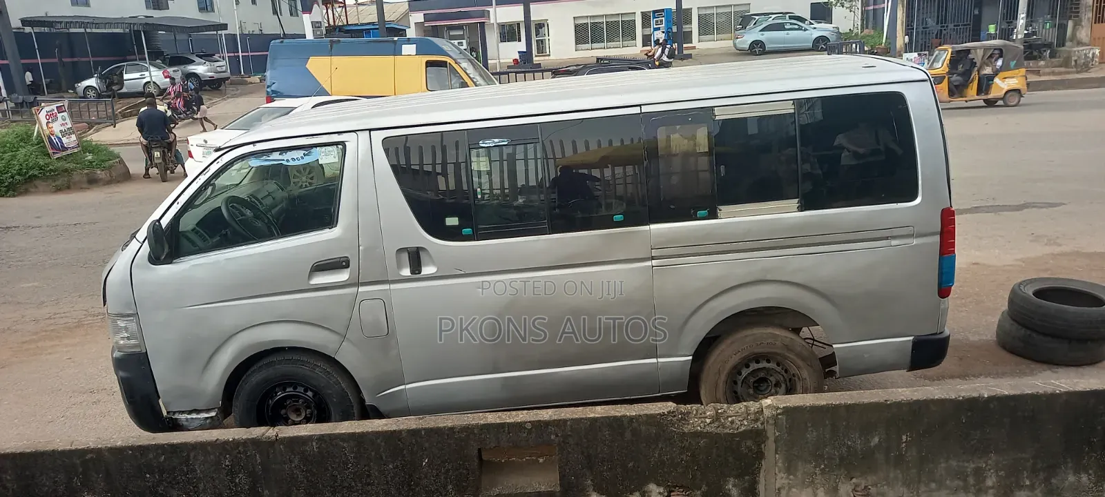 Toyota Grand HiAce 2002 White
