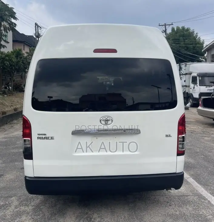 Toyota HiAce 2018 White