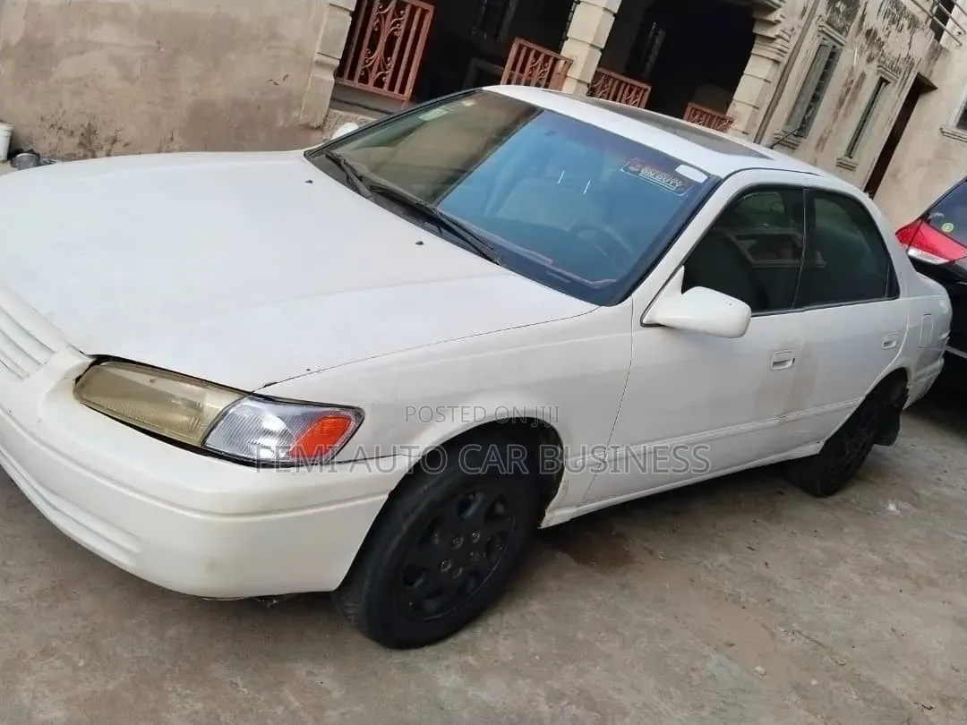 Toyota Camry 2000 White