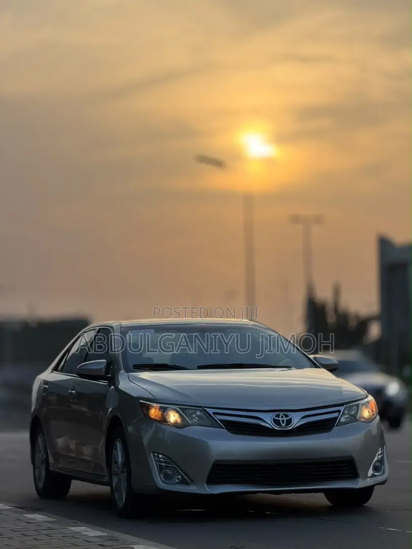 Toyota Camry XLE 4dr Sedan (2.5L 4cyl 6A) 2014 Gold