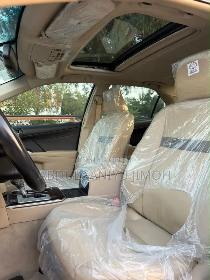 Toyota Camry XLE 4dr Sedan (2.5L 4cyl 6A) 2014 Gold