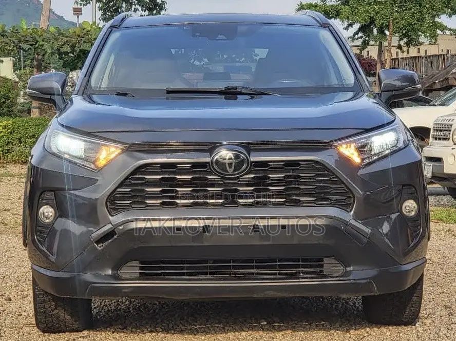 Toyota RAV4 XLE 2021 Gray