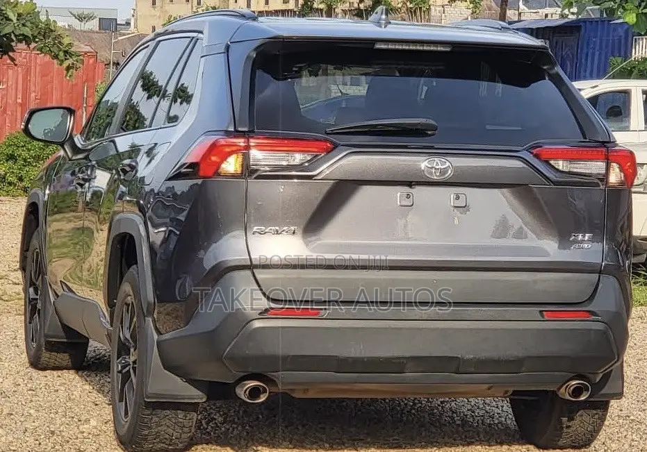 Toyota RAV4 XLE 2021 Gray