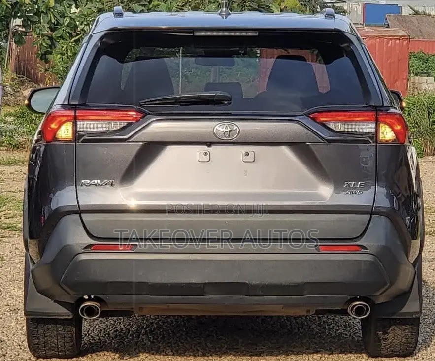 Toyota RAV4 XLE 2021 Gray