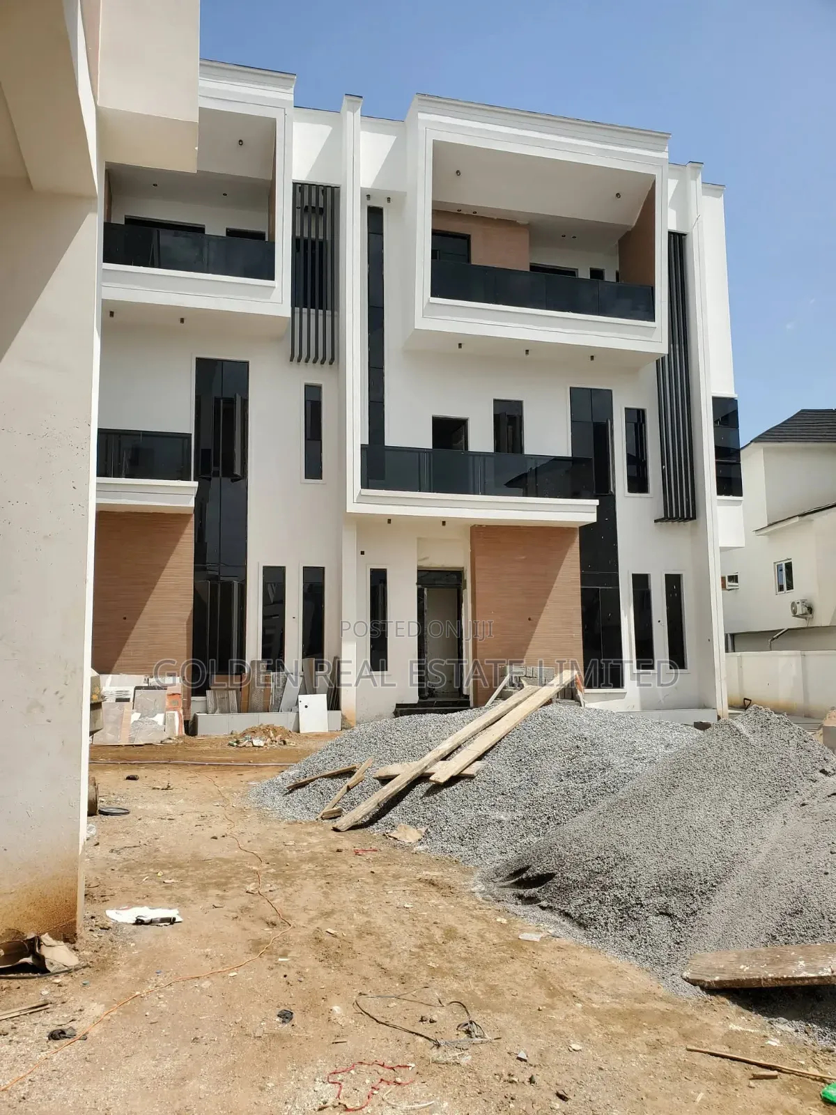 5bdrm Duplex in Jahi for sale