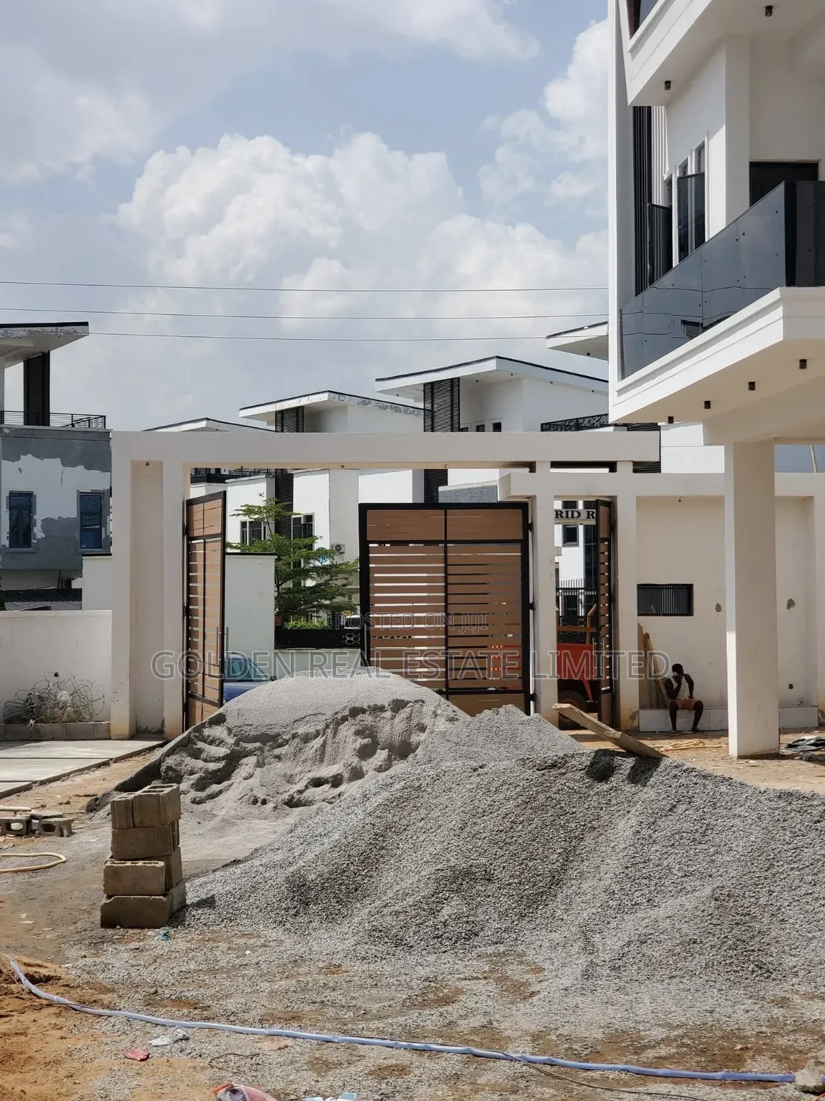 5bdrm Duplex in Jahi for sale