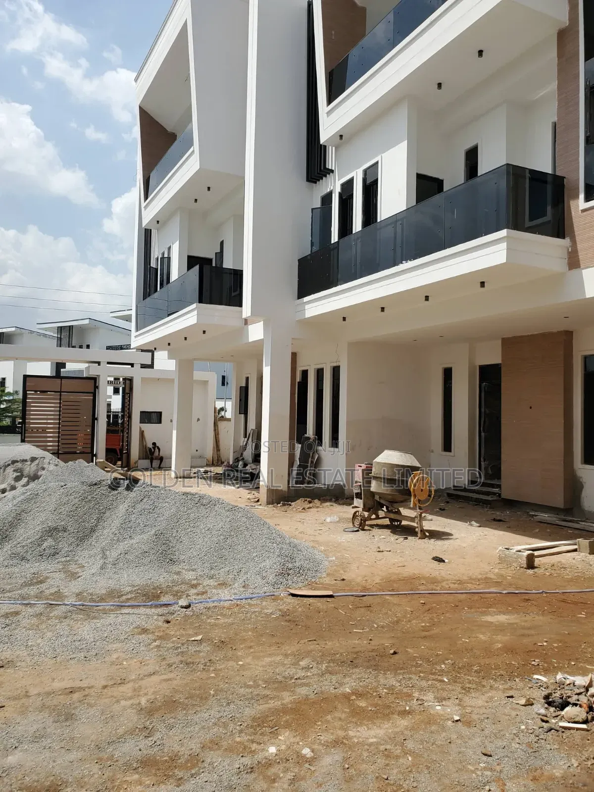 5bdrm Duplex in Jahi for sale