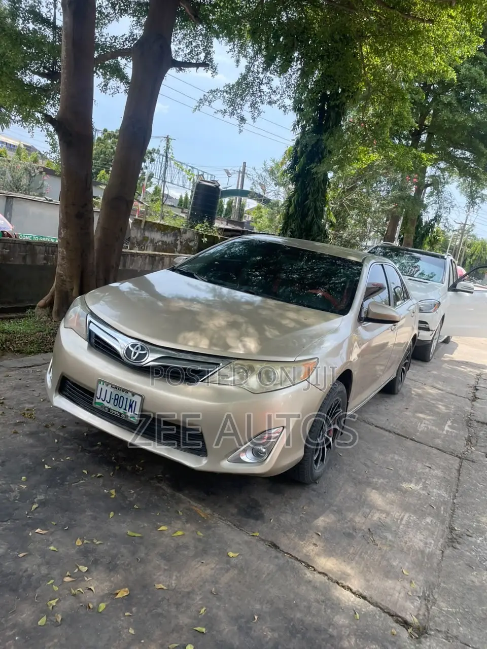 Toyota Camry LE 4dr Sedan (2.5L 4cyl 6A) 2013 Gold