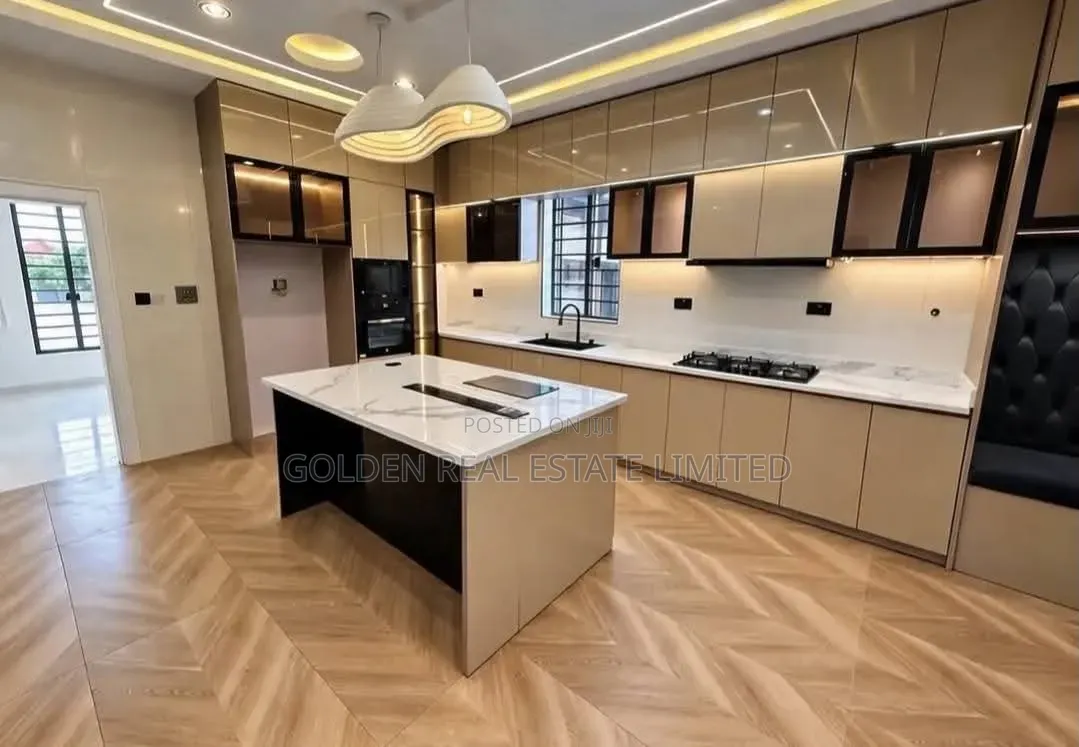 5bdrm Duplex in Dakwo District for sale