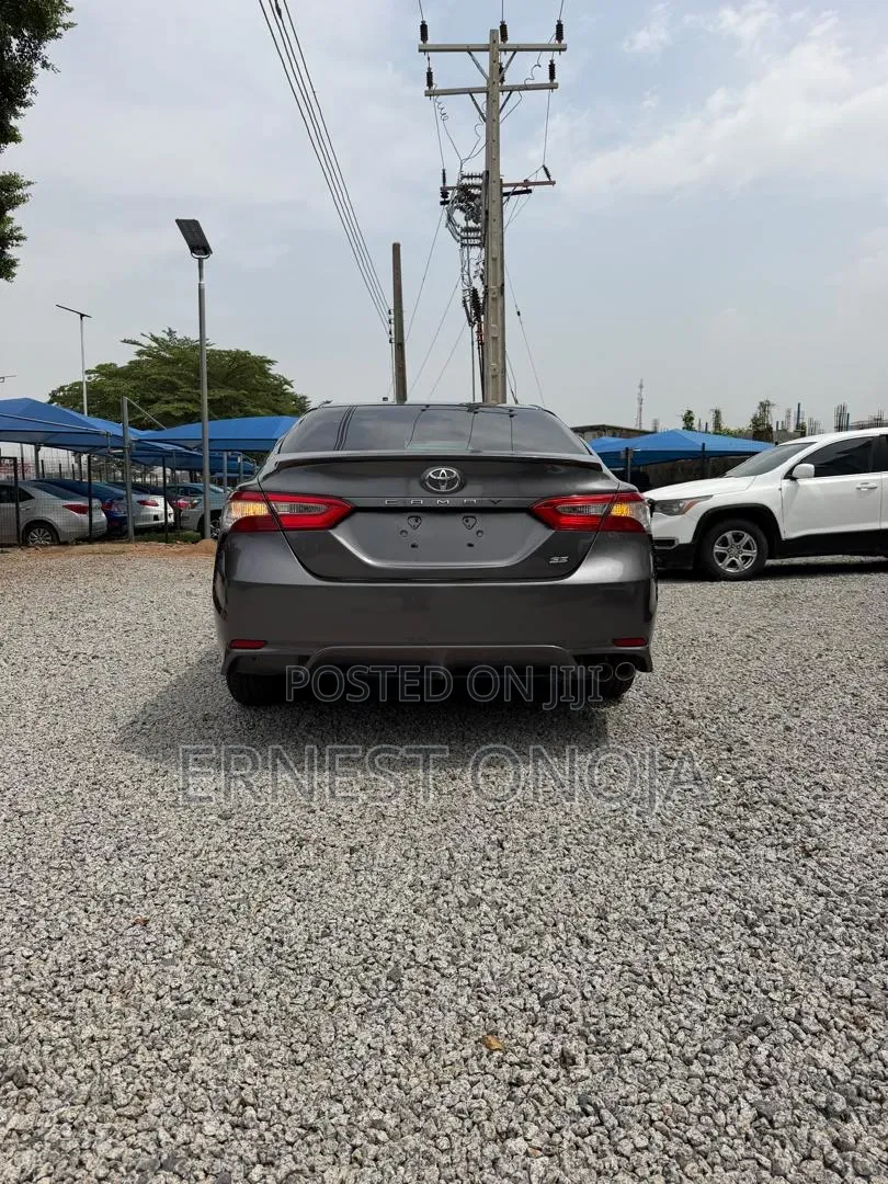 Toyota Camry SE FWD (2.5L 4cyl 8AM) 2018 Gray