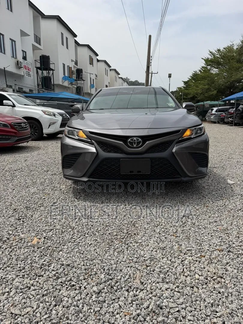 Toyota Camry SE FWD (2.5L 4cyl 8AM) 2018 Gray