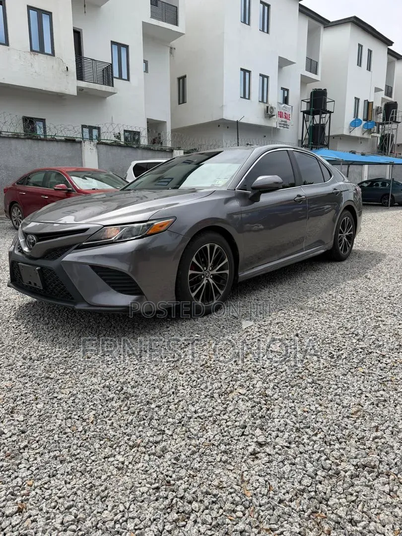 Toyota Camry SE FWD (2.5L 4cyl 8AM) 2018 Gray