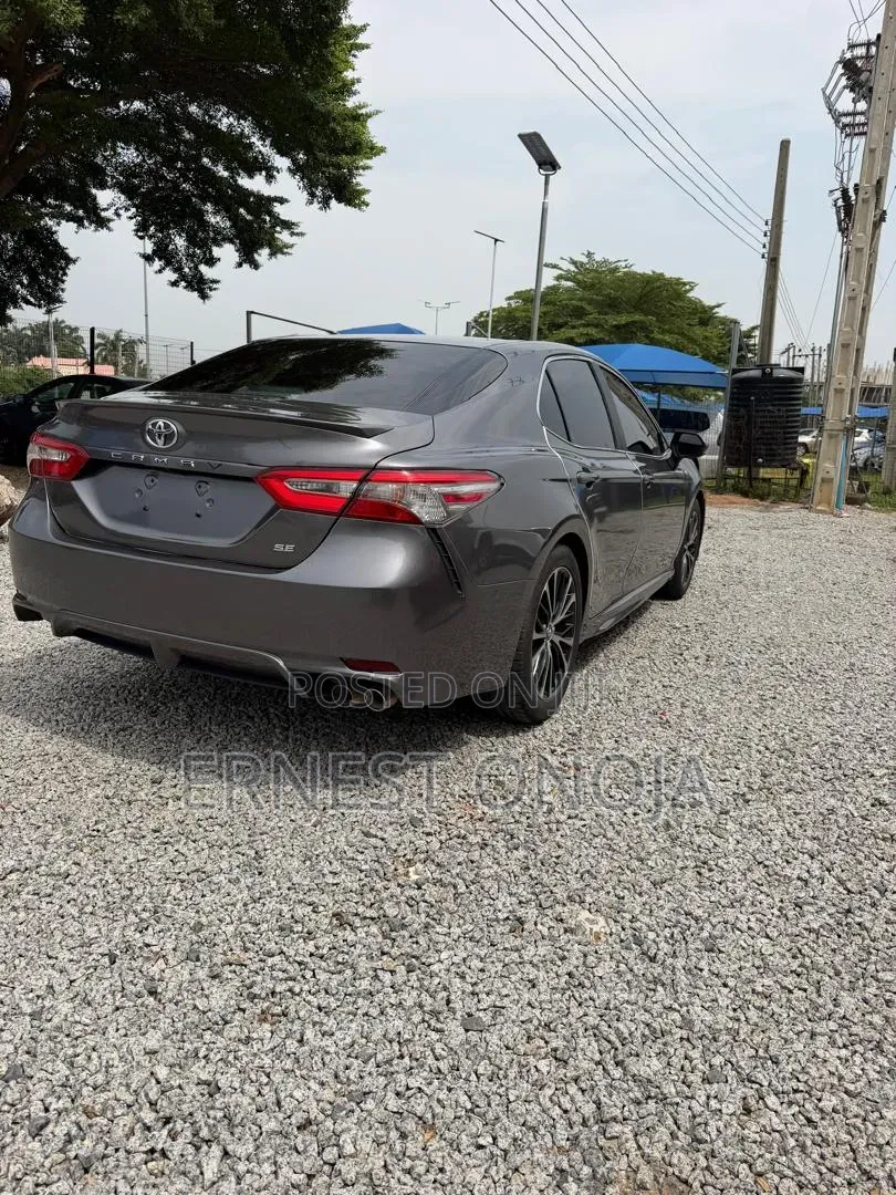 Toyota Camry SE FWD (2.5L 4cyl 8AM) 2018 Gray