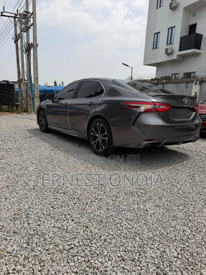 Toyota Camry SE FWD (2.5L 4cyl 8AM) 2018 Gray
