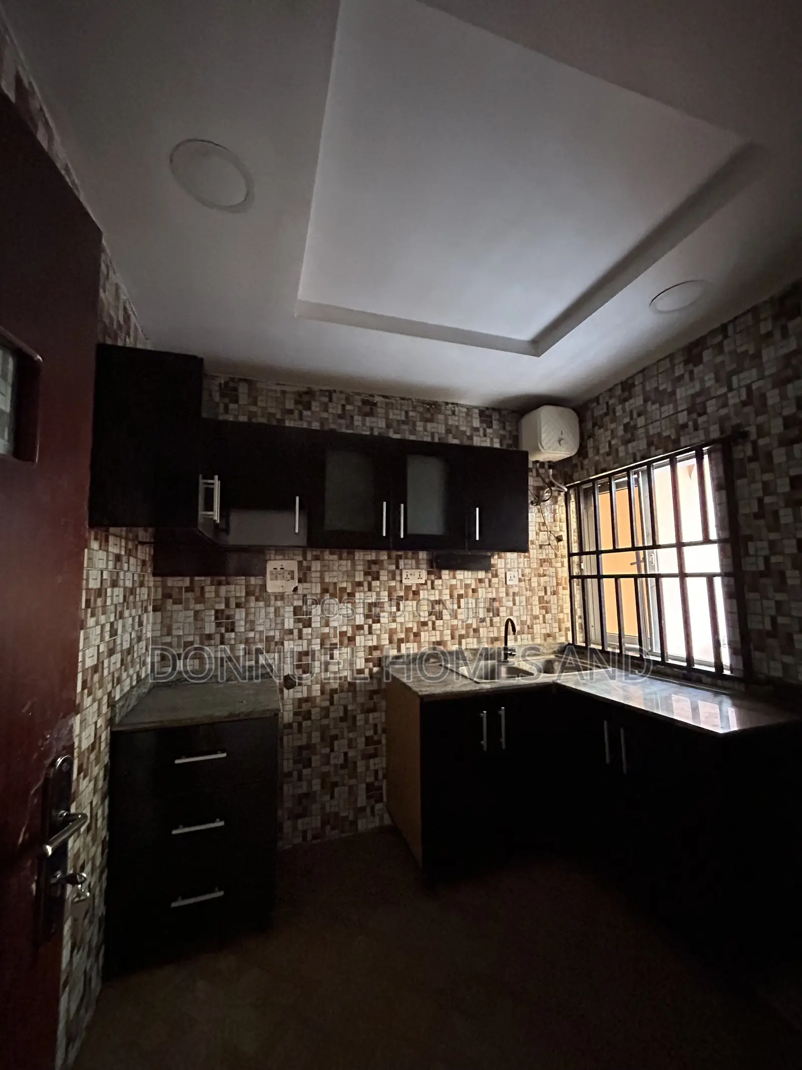 3bdrm Block of Flats in Osapa london for rent