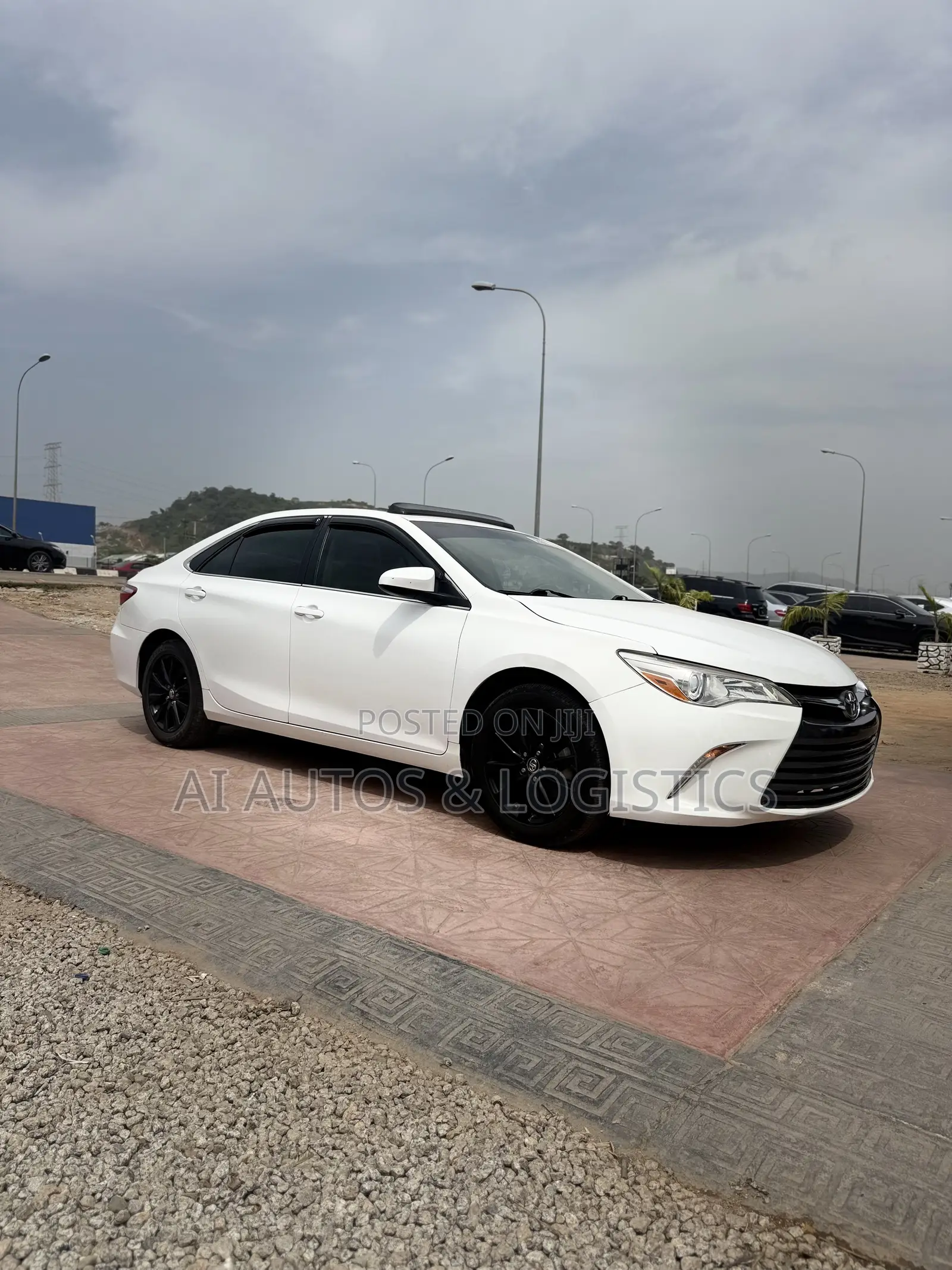 Toyota Camry SE 4dr Sedan (2.5L 4cyl 6A) 2017 White