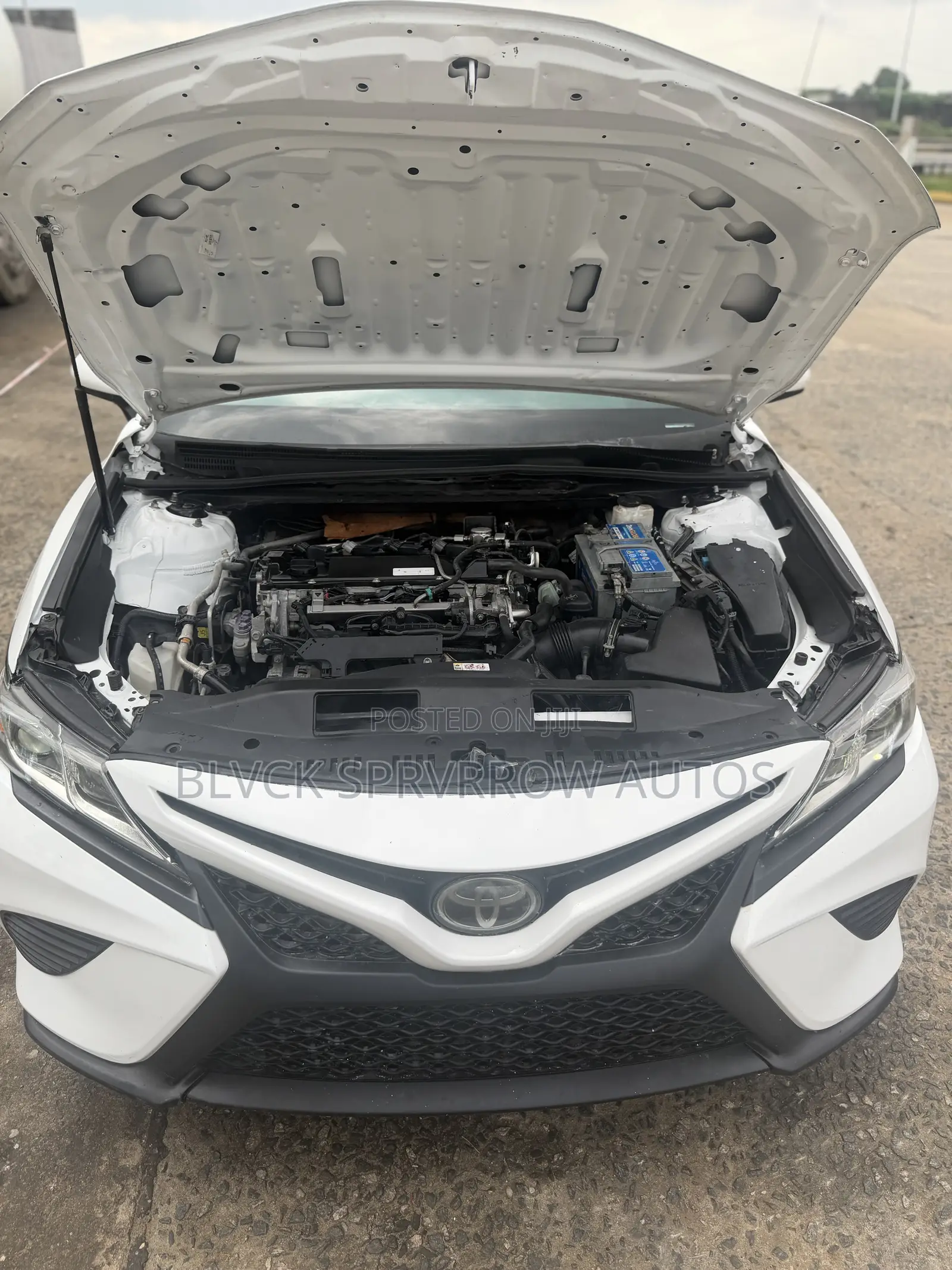 Toyota Camry SE FWD (2.5L 4cyl 8AM) 2018 White