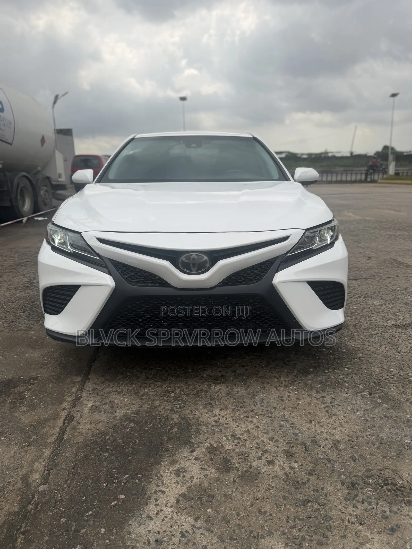 Toyota Camry SE FWD (2.5L 4cyl 8AM) 2018 White