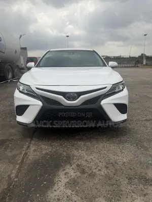 Toyota Camry SE FWD (2.5L 4cyl 8AM) 2018 White