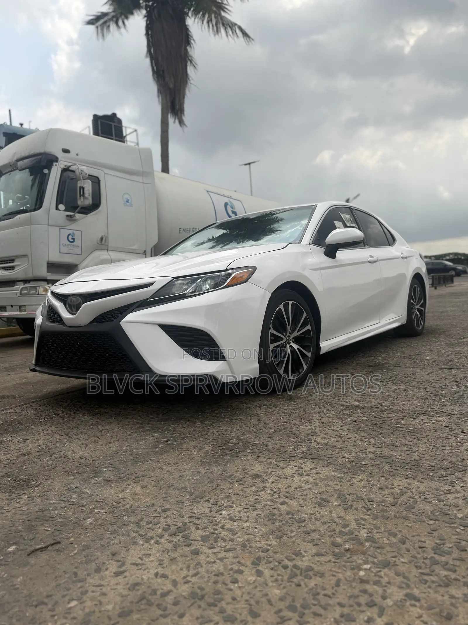 Toyota Camry SE FWD (2.5L 4cyl 8AM) 2018 White