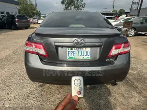 Toyota Camry XLE 4dr Sedan (2.5L 4cyl 6A) 2011 Gray