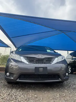 Toyota Sienna XLE 7-Passenger 4dr Minivan AWD (3.5L 6cyl 6A) 2015 Gray
