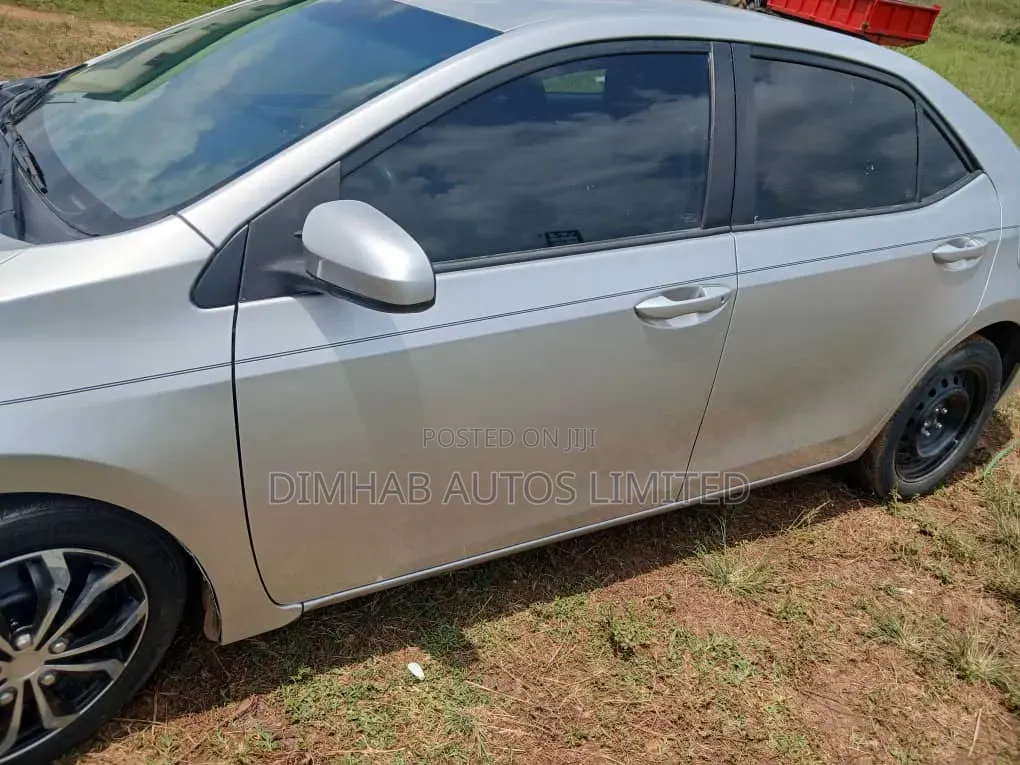Toyota Corolla LE 4dr Sedan (1.8L 4cyl CVT) 2015 Silver