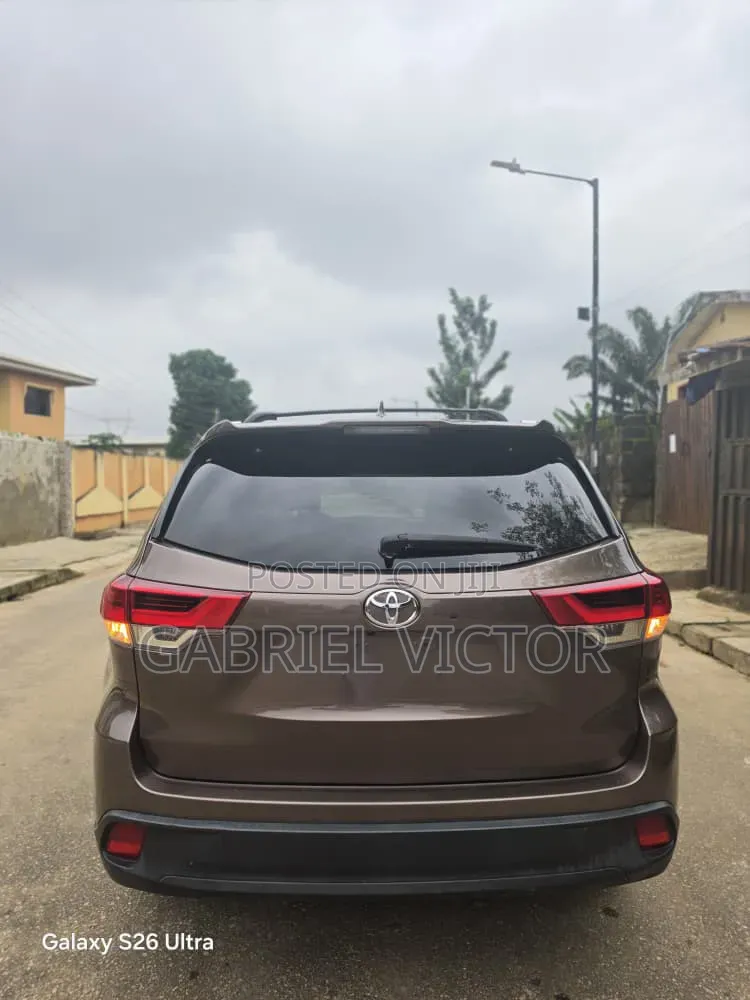 Toyota Highlander XLE 4x2 V6 (3.5L 6cyl 8A) 2018 Brown