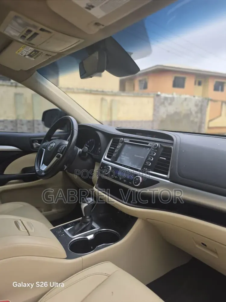 Toyota Highlander XLE 4x2 V6 (3.5L 6cyl 8A) 2018 Brown