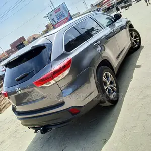 Toyota Highlander LE 4x4 V6 (3.5L 6cyl 8A) 2018 Gray