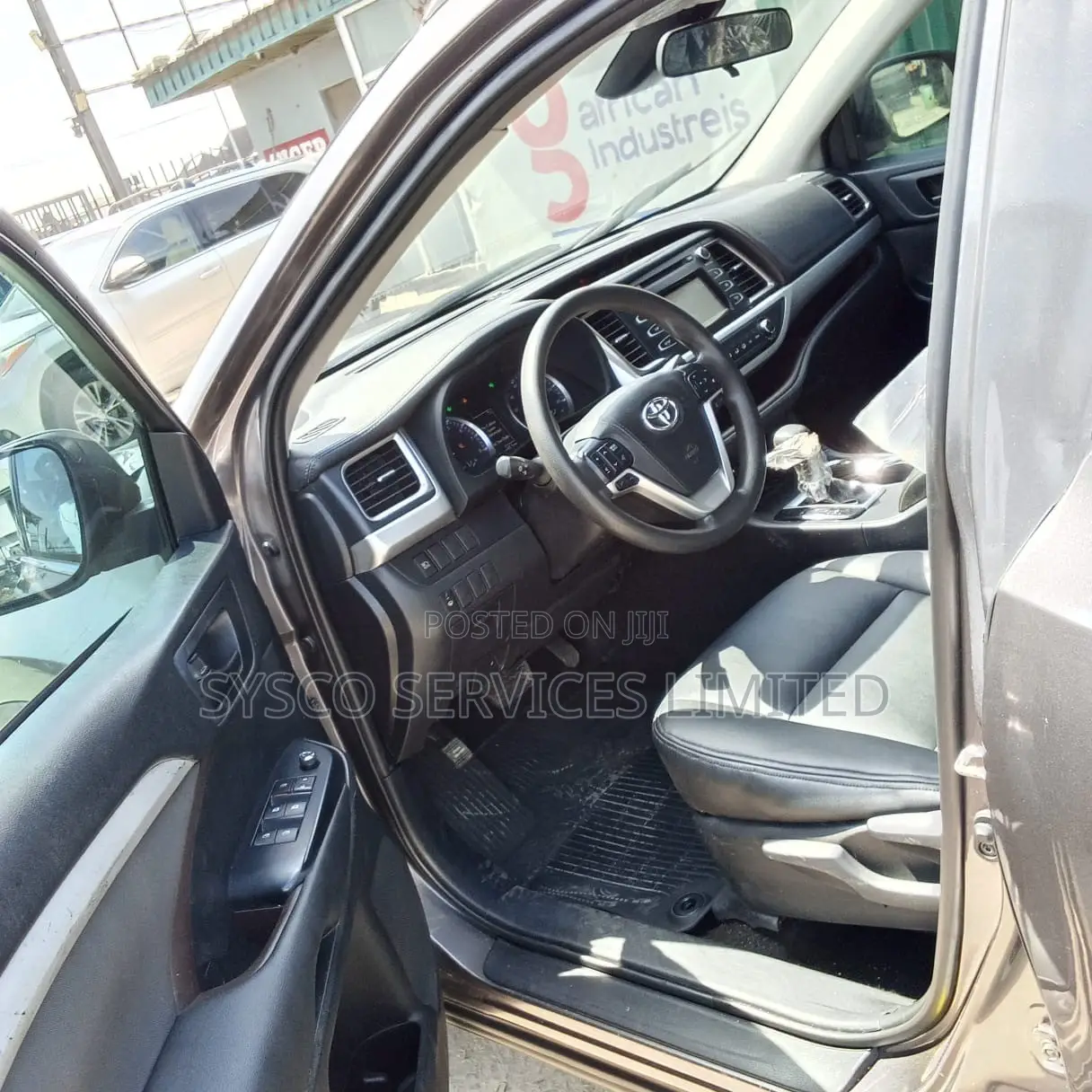 Toyota Highlander LE 4x4 V6 (3.5L 6cyl 8A) 2018 Gray