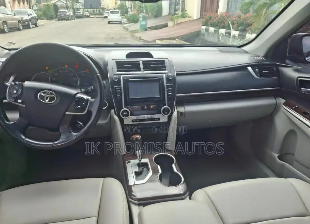 Toyota Camry XLE 4dr Sedan (2.5L 4cyl 6A) 2013 Gray