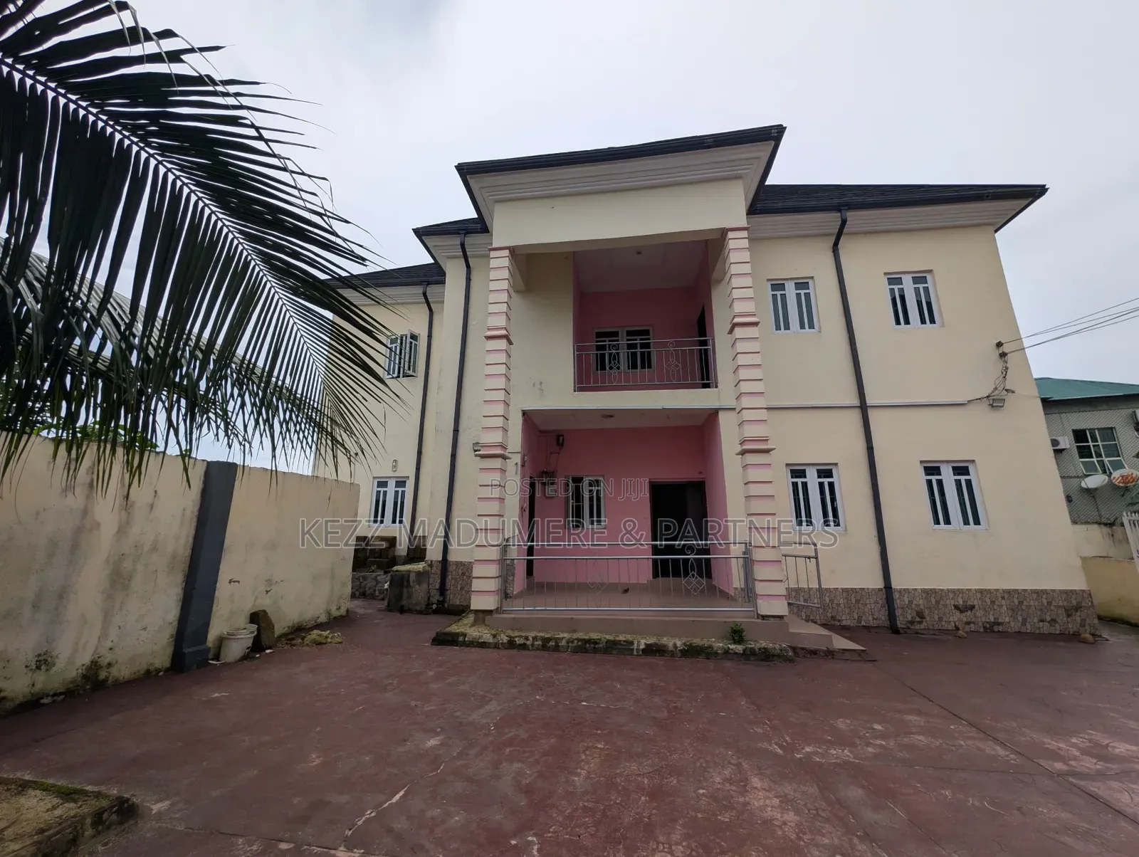 4bdrm Duplex in Gra Barracks Road for rent