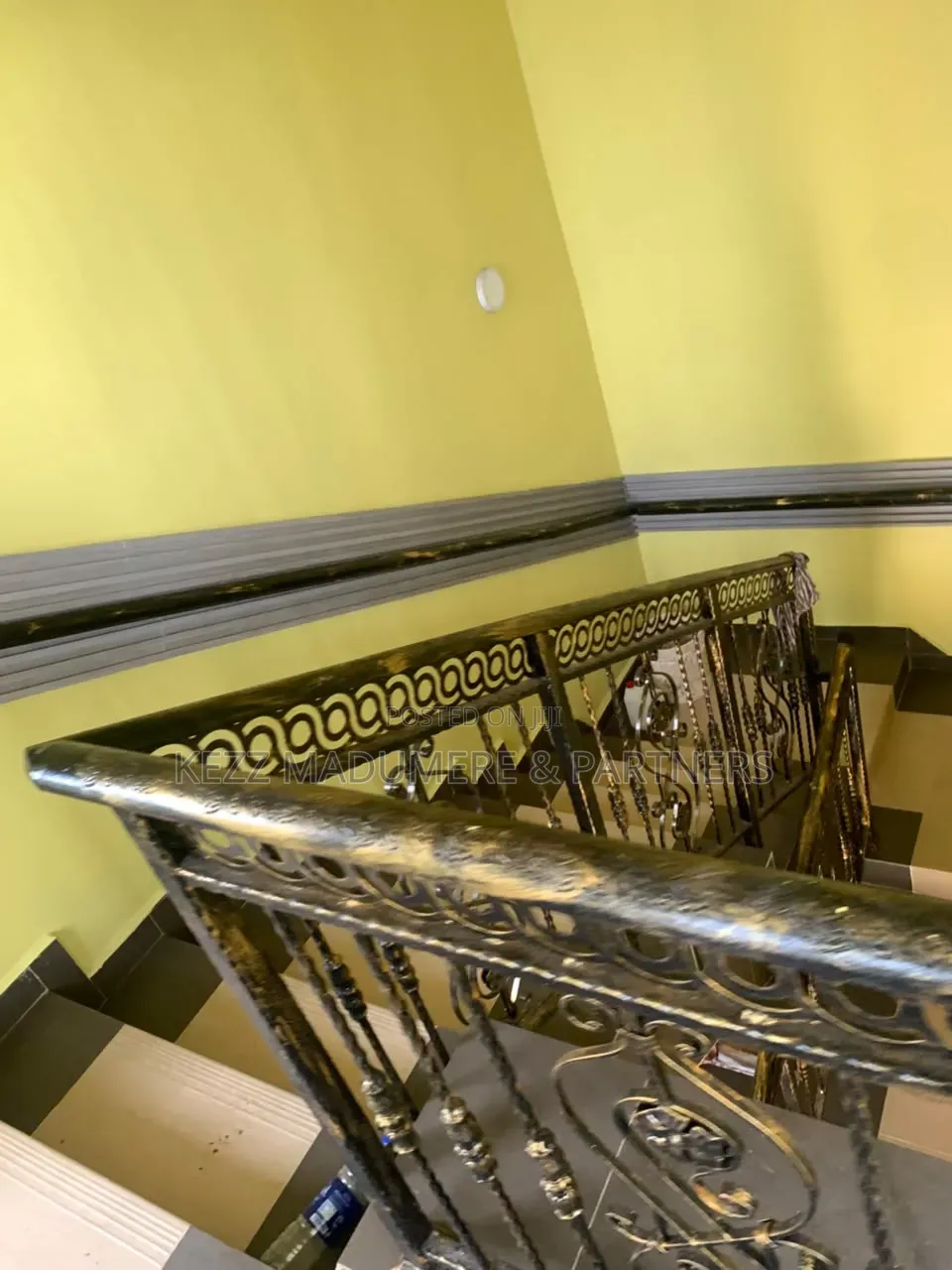 4bdrm Duplex in Gra Barracks Road for rent