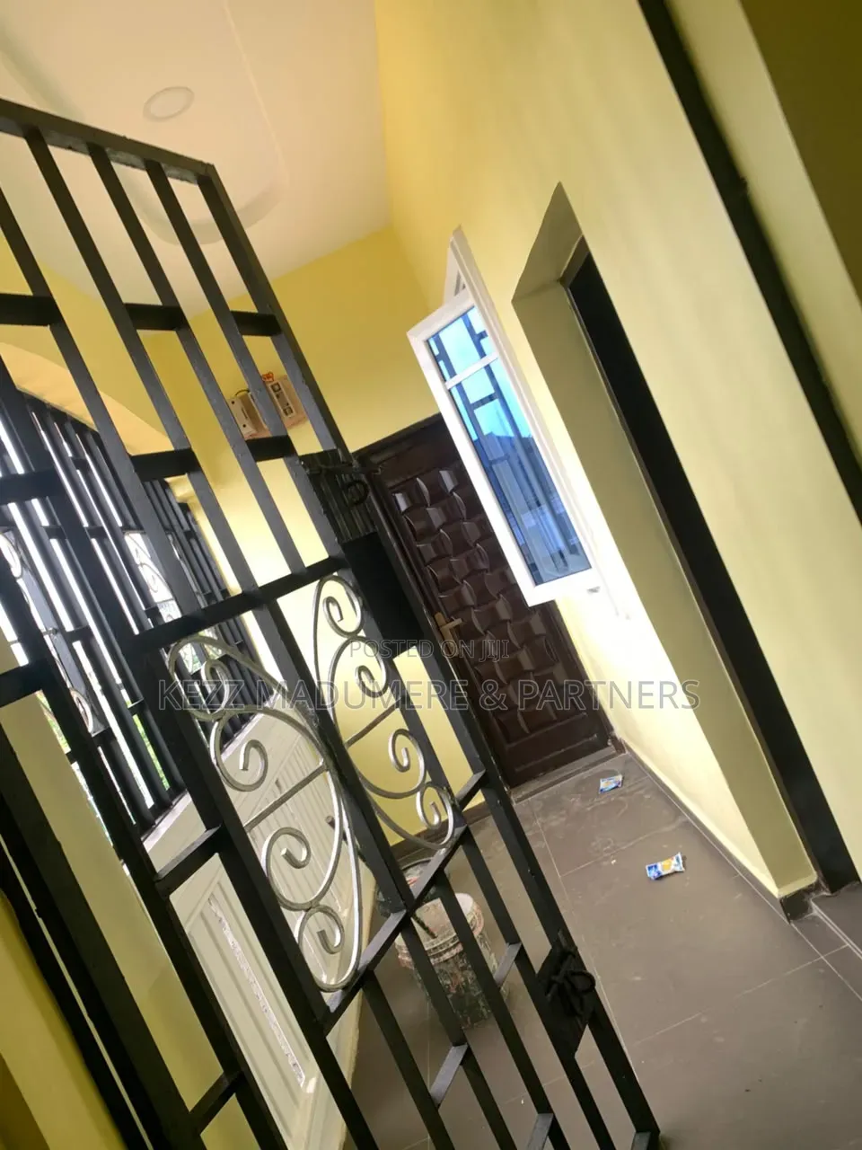 4bdrm Duplex in Gra Barracks Road for rent