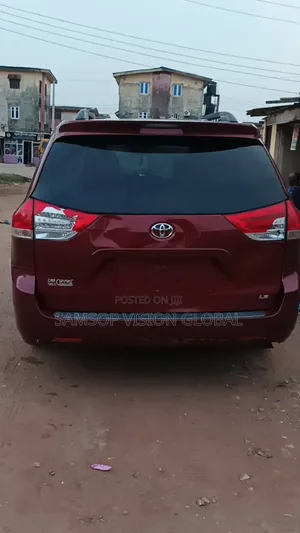 Toyota Sienna 2014 Red