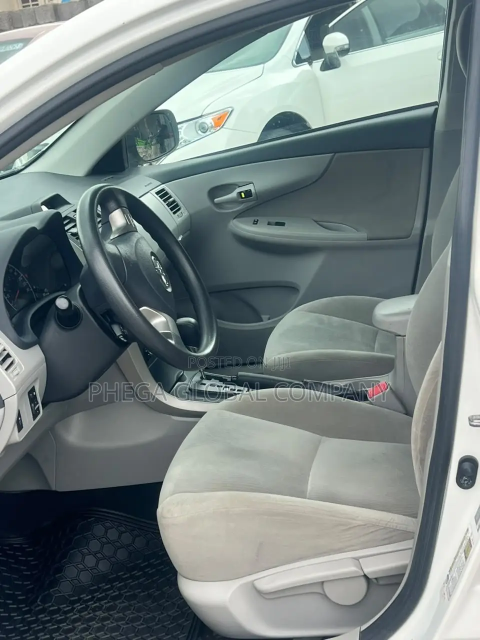Toyota Corolla LE 4dr Sedan (1.8L 4cyl 4A) 2013 White