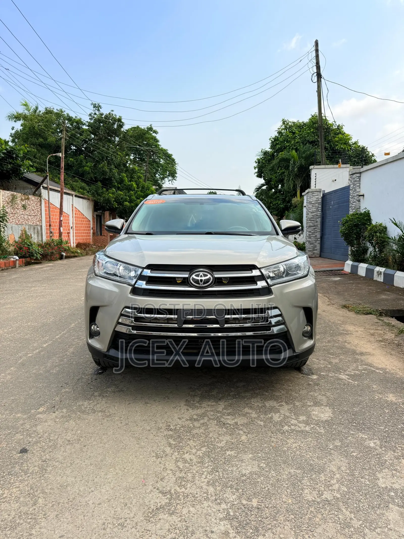 Toyota Highlander XLE 4x4 V6 (3.5L 6cyl 8A) 2017 Gold