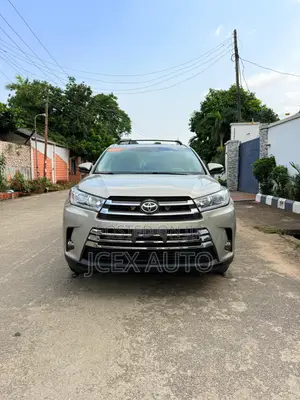 Toyota Highlander XLE 4x4 V6 (3.5L 6cyl 8A) 2017 Gold