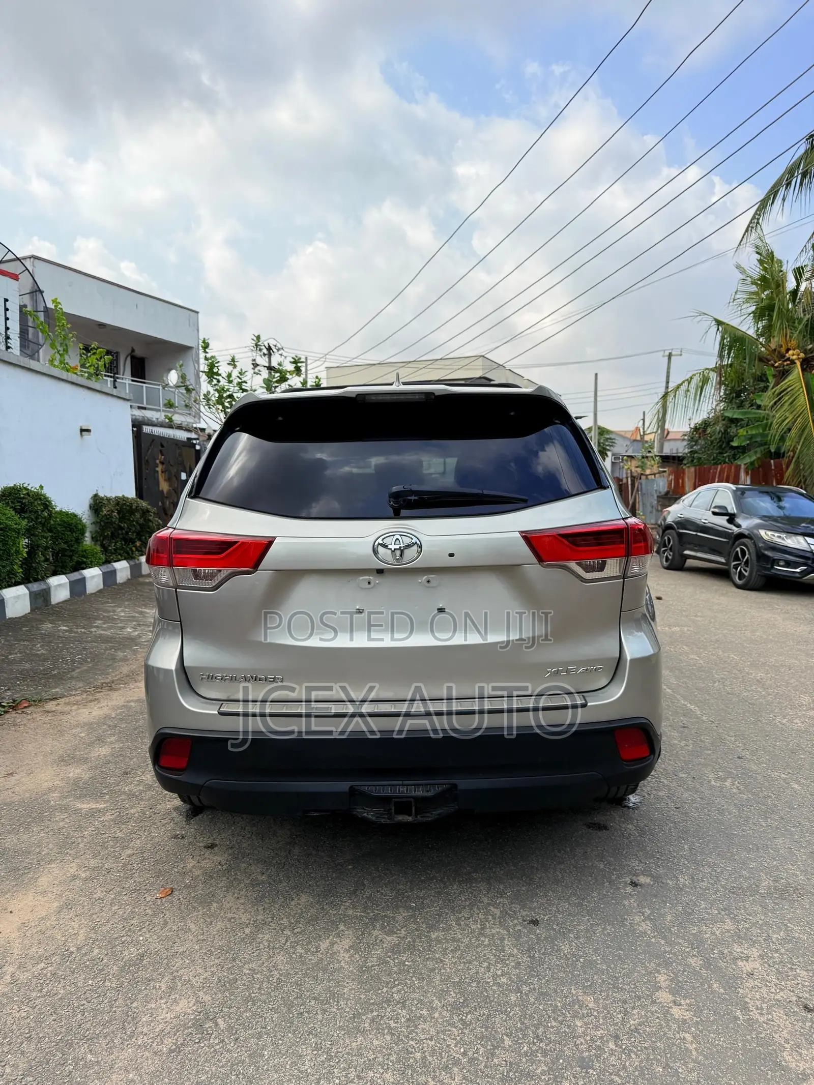 Toyota Highlander XLE 4x4 V6 (3.5L 6cyl 8A) 2017 Gold