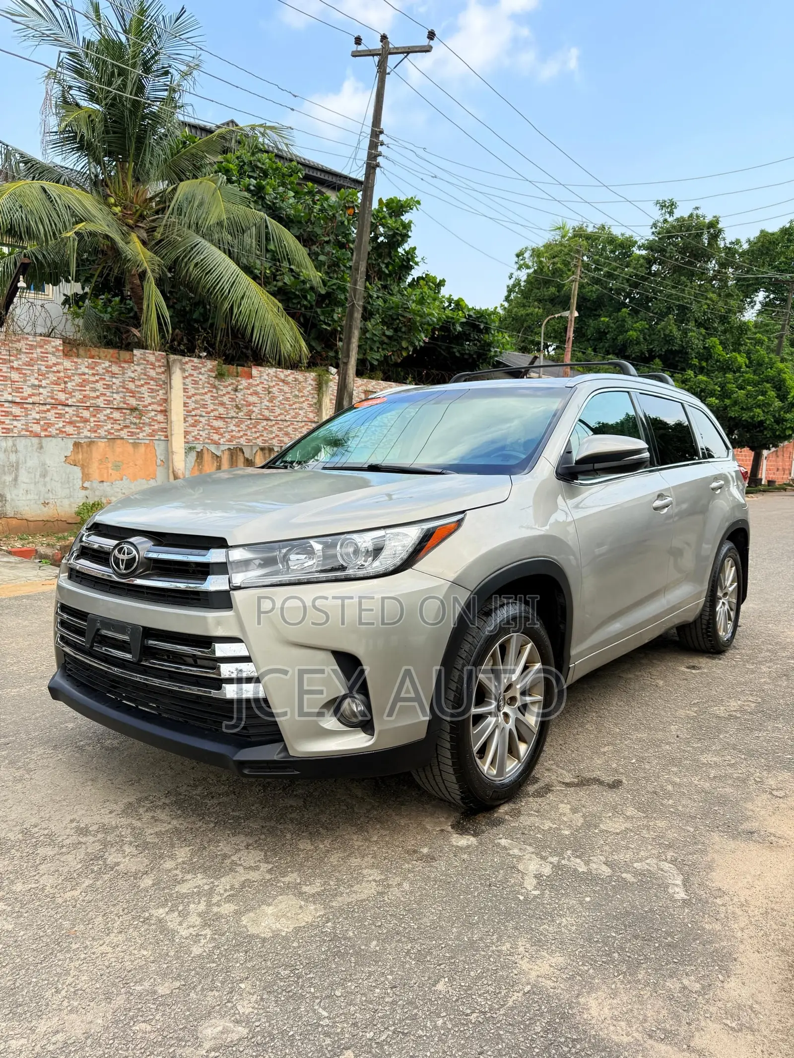 Toyota Highlander XLE 4x4 V6 (3.5L 6cyl 8A) 2017 Gold