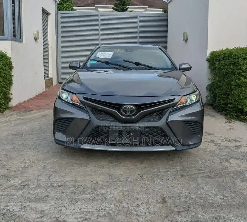 Toyota Camry SE FWD (2.5L 4cyl 8AM) 2018 Gray
