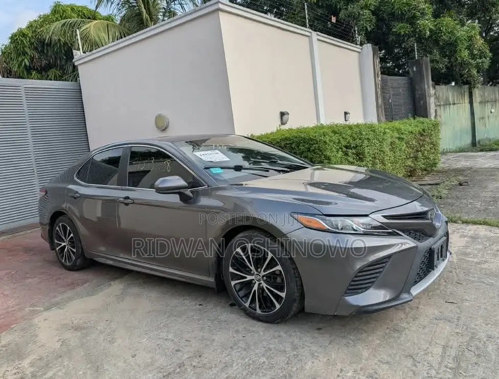Toyota Camry SE FWD (2.5L 4cyl 8AM) 2018 Gray