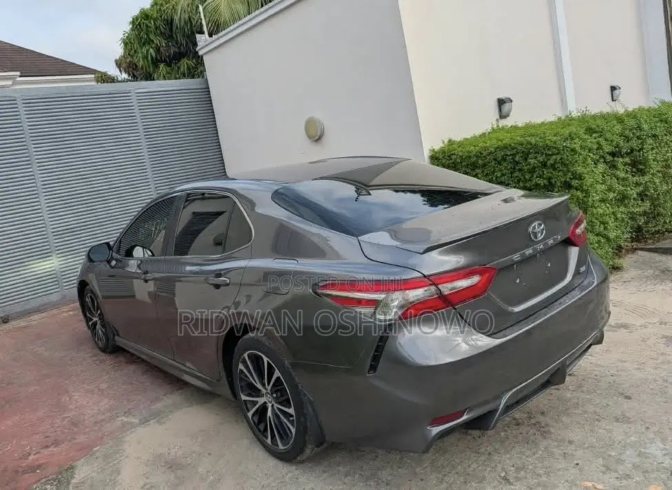 Toyota Camry SE FWD (2.5L 4cyl 8AM) 2018 Gray