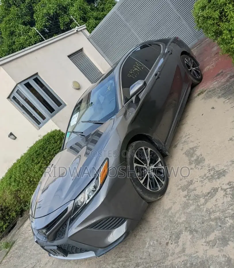 Toyota Camry SE FWD (2.5L 4cyl 8AM) 2018 Gray