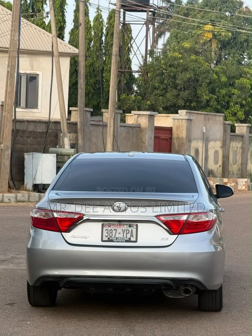 Toyota Camry SE 4dr Sedan (2.5L 4cyl 6A) 2015 Silver